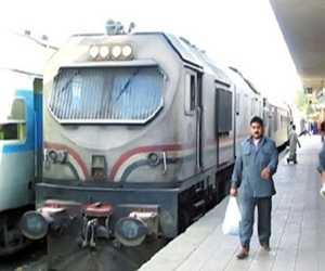   مصر اليوم - مقتل شخص وإصابة اثنين سقطا أسفل قطارين في شبرا الخيمة