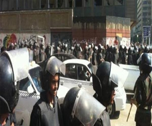   مصر اليوم - الأمن ينفي استخدام القوة لفض ميدان التحرير وفتحه للسيارات