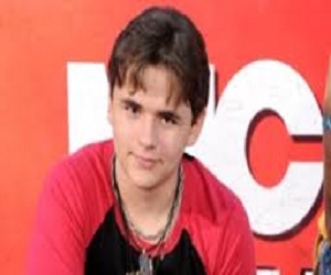   مصر اليوم - ابن ملك البوب مايكل جاكسون في مسلسل 90210