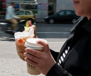   مصر اليوم - التغذية الخاطئة أثناء العمل تسبب السمنة