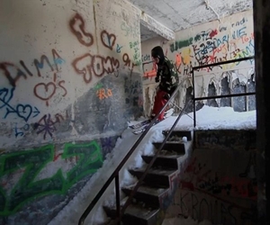   مصر اليوم - هواة التزلج يقفزون من المباني المغطاة بالجليد في آلاسكا