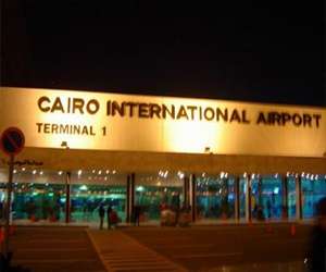   مصر اليوم - جمارك المطار تحتجز 200 ألف ريال وأسلحة بيضاء