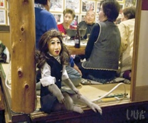   مصر اليوم - مطعم ياباني يوظف القرود الملثمين في خدمة الزبائن