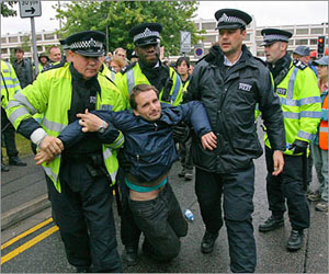   مصر اليوم - الشرطة البريطانية تعتقل صبيًا بموجب قانون مكافحة الإرهاب