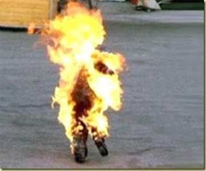   مصر اليوم - بائع متجول في المرج يشعل النار فى نفسه احتجاجًا علي إزالة عربته