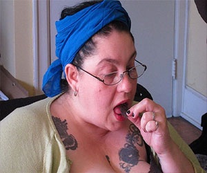   مصر اليوم - سيدة أميركية مدمنة على أكل شعر القطط