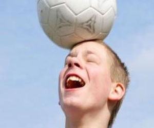   مصر اليوم - تسديد الكرة بالرأس بصورة مفرطة يؤثر على كفاءة المخ