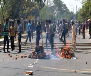   مصر اليوم - أعمال عنف بعد الحكم بإعدام دلوار سعيدي تسفر عن مقتل 30 شخصًا