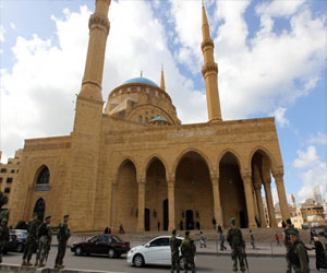   مصر اليوم - محاولة لإنزال خطيب أكبر مساجد بيروت من على المنبر