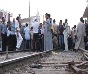   مصر اليوم - متظاهرون يوقفون حركة قطارات السكك الحديدية في زفتى