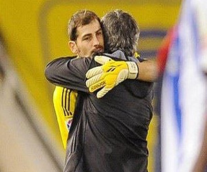   مصر اليوم - بونتو بيلوتا : هذا ما جرى بين كاسياس و مورينيو بعد الكلاسيكو