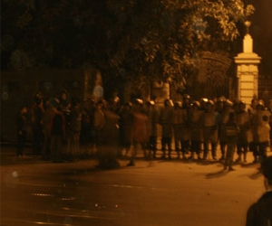   مصر اليوم - أمن المنصورة يلجأ إلى قطع التيار الكهربائي لمحاصرة المتظاهرين