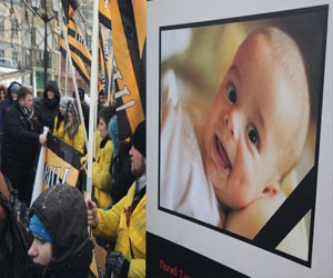   مصر اليوم - الآلاف يتظاهرون في موسكو ضد تبني الأجانب لأطفال روس