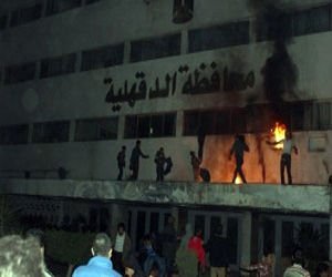   مصر اليوم - هجوم على مديرية أمن الدقهلية والشرطة ترد بالغاز