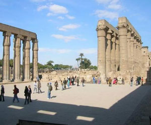   مصر اليوم - محافظ الأقصر يندد بغلق المناطق الأثرية في وجه السائحين