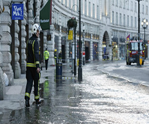   مصر اليوم - انفجار ماسورة مياه يتسبب في أزمة في شارع وسط لندن