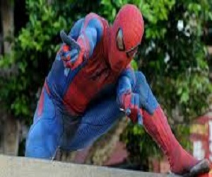   مصر اليوم - رجل وطواط يعتقل مطلوبًا ويسلمه للشرطة البريطانية