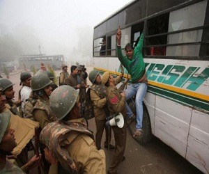   مصر اليوم - مقتل 11 طفلاً إثر اصطدام حافلة مدرسية بشاحنة في الهند