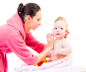   مصر اليوم - احترسي اثناء تنظيف أذن الطفل