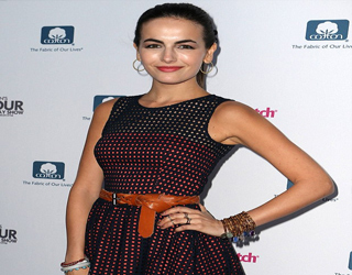 مصر اليوم - كاميلا بيل تجذب الأنظار برشاقتها