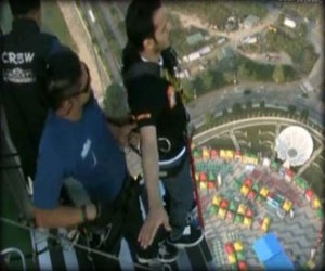   مصر اليوم - مغامر سعودي يقفز من برج ماكاو الصيني