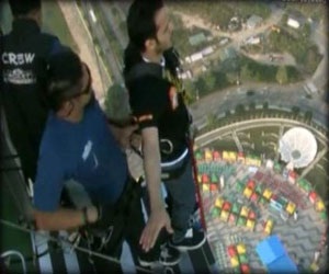   مصر اليوم - مغامر سعودي يقفز من برج ماكاو الصيني