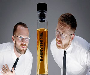   مصر اليوم - فنانان هولنديان يولِّفان عطرًا فريدًا من 1400 زجاجة شهيرة