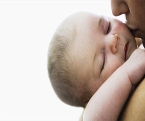 مصر اليوم - النساء يصبن بالوسواس والتوتر عقب الولادة