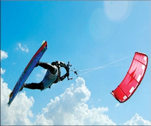   مصر اليوم - استعراضات المظلات المائية مغامرات الهواء والماء