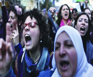   مصر اليوم - وقفة نسائية بالشموع في الإسماعيلية في يوم المرأة العالمي