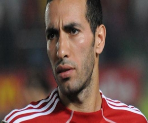 مصر اليوم - أبوتريكة غاضب من حكم مباراة المان يونايتد والريال