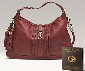   مصر اليوم - حقيبة جديدة بجواز سفر من غوتشي