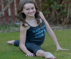   مصر اليوم - إيميلي كروسبي تعاني من مرض نادر يبدو كزعنفة بين أكتافها وقد يسبب وفاتها