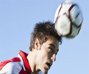   مصر اليوم - ضرب الكرة بالرأس يسبب تلف المخ ويؤثر في التفكير