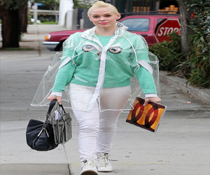   مصر اليوم - روز ماكغوان ترتدي رداء بلاستيكيًا