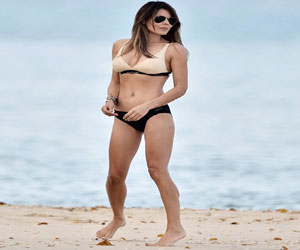   مصر اليوم - لينيكر مثيرة ببيكيني على شاطىء الكاريبي