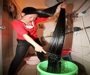   مصر اليوم - الصينية سن ينجوان لم تقم بقص شعرها منذ 11 عامًا حتى بلغ طوله 7 أقدام