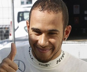   مصر اليوم - هاميلتون لا يشعر بالضغوط لتحقيق المستحيل مع مرسيدس