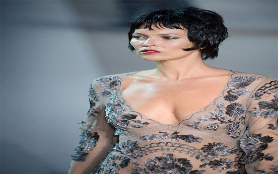 مصر اليوم - كيت موس ارتدت شعرًا مستعارًا وفستانًا شفافًا ضمن أسبوع الموضة في باريس