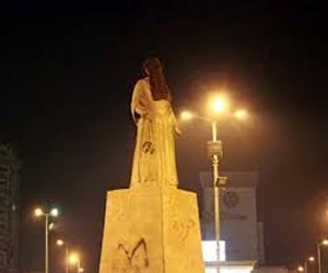   مصر اليوم - الدقهلية: تكميم تمثال أم كلثوم في اليوم العالمي للمرأة