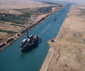   مصر اليوم - مدمرتان حربيتان أميركيتان تعبران قناة السويس