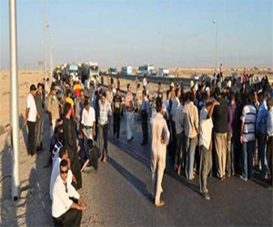   مصر اليوم - العشرات يقطعون الطريق في المنصورة ويطالبون بإسقاط الرئيس