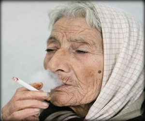   مصر اليوم - الجدة المدخنة تصيب أحفادها بالربو