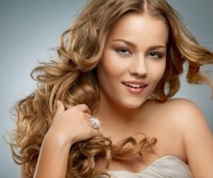   مصر اليوم - تقنية حديثة لتفتيح الشعر دون الإضرار به