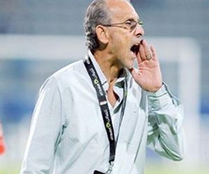 مصر اليوم - فييرا يتفقد أرضية ملعب السلام قبل موقعة الإنتاج