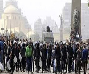   مصر اليوم - فشل عمال الغاز في الوصول لماسورة أشعلها المتظاهرون في قصر النيل