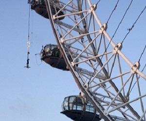   مصر اليوم - مغامر يتدلى من ارتفاع 61 مترًا بحبل يحترق