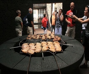   مصر اليوم - مطعم يقدم مأكولات مشوية على فوهة بركان نشط