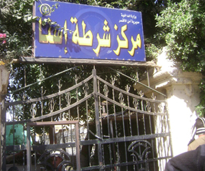   مصر اليوم - أفراد أمن يواصلون غلق مركز إسنا في الأقصر