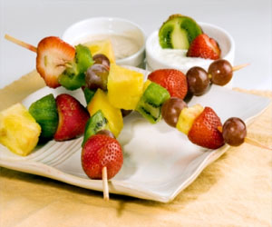   مصر اليوم - أسياخ الفاكهة بجوز الهند